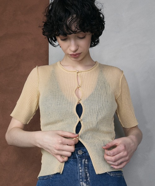 le ELMi(ルエルミ)の「Sheer rib hole half sleeve cardigan / シアー リブ ホール ハーフスリーブ カーディガン(カーディガン/ボレロ・レディース・ブラック/ベージュ/ピンク/ブルー・FREE)」の5枚目の写真