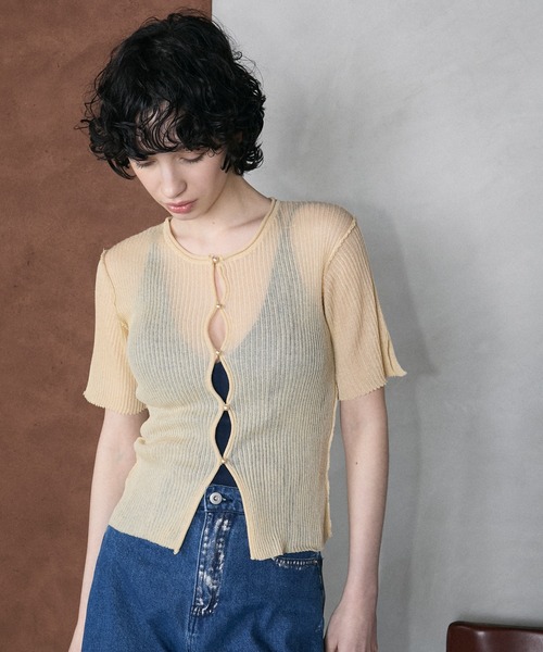 le ELMi(ルエルミ)の「Sheer rib hole half sleeve cardigan / シアー リブ ホール ハーフスリーブ カーディガン(カーディガン/ボレロ・レディース・ブラック/ベージュ/ピンク/ブルー・FREE)」の8枚目の写真