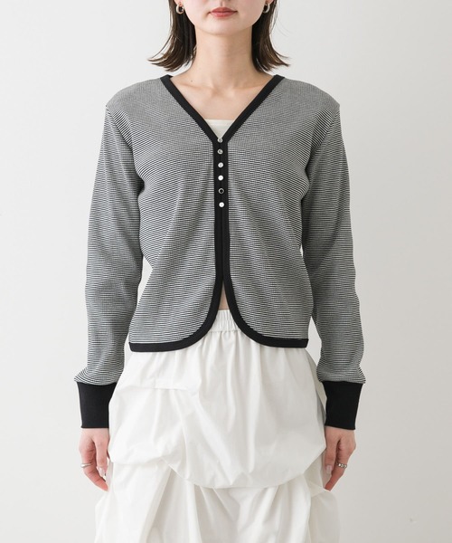 SENSE OF PLACE by URBAN RESEARCH(センスオブプレイスバイアーバンリサーチ)の「Vネックバイカラートップ(Tシャツ/カットソー・レディース・レッド系その他/ホワイト系その他/ブラック系その他・ONE)」の18枚目の写真