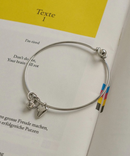 GOLDY（ゴールディ）の「ペピー ハート チャーム バングル（バングル/リストバンド・レディース・シルバー×ゴールド/ゴールド/シルバー・FREE）」の2枚目の写真