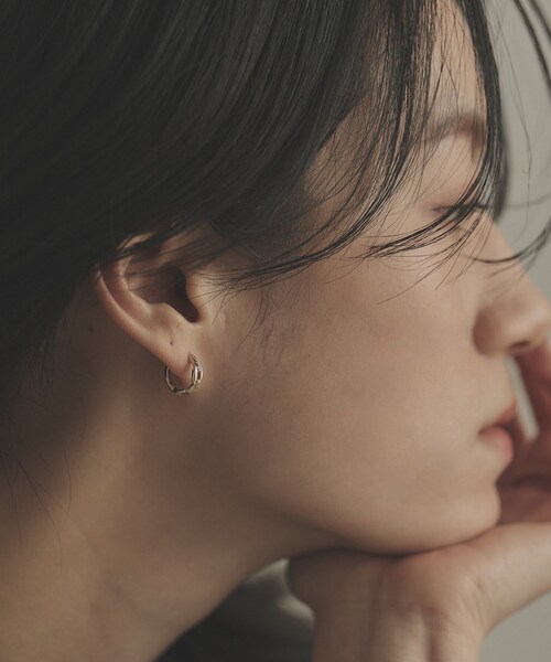 COCOSHNIK(ココシュニック)の「K10ダイヤモンド ケーブルチェーンモチーフ 中折れピアス(ピアス(両耳用)・レディース・イエローゴールド・00)」の2枚目の写真
