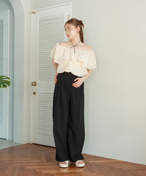 hinari（ヒナリ）の「シアーチェックフリルカラーブラウス