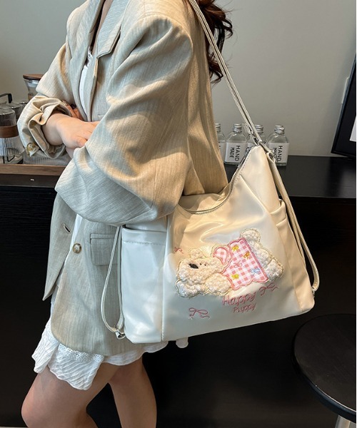 gossip!ロサンゼルス(ゴシップロサンゼルス)の「Y2K 3D刺繍 くまマルチポケット 大容量 A4収納可能 通勤斜めがけバッグ(ショルダーバッグ・レディース・ブルー/ホワイト/ブラック・FREE)」の1枚目の写真