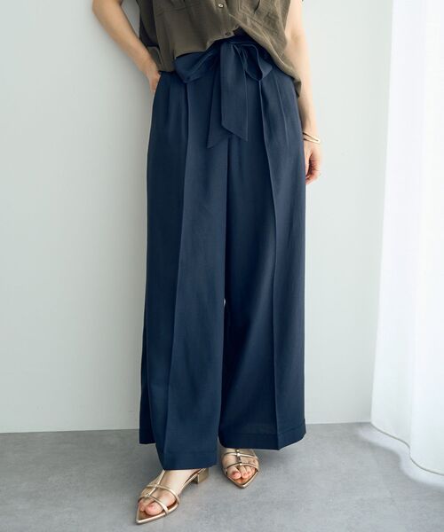 YECCA VECCA(イェッカヴェッカ)の「ベルテッドリネン混ワイドパンツ(その他パンツ・レディース・ライトベージュ/ブルーグリーン/ネイビー・FREE)」の2枚目の写真