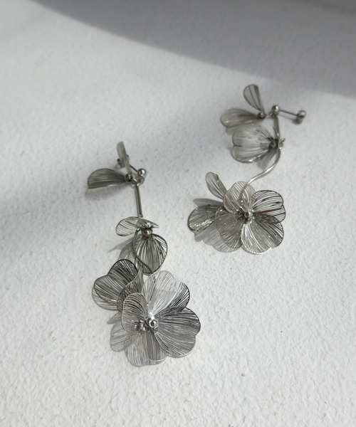 Dorry Doll(ドリードール)の「すかしメタルフラワーロングピアス(ピアス(両耳用)・レディース・ゴールド/シルバー・FREE)」の2枚目の写真