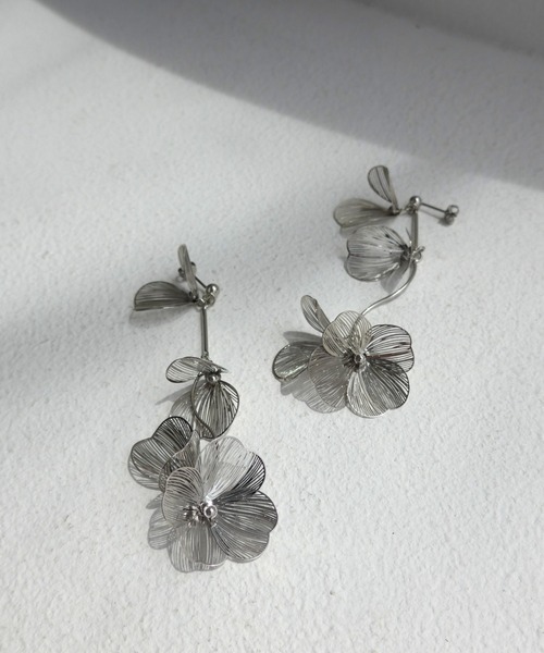Dorry Doll(ドリードール)の「すかしメタルフラワーロングピアス(ピアス(両耳用)・レディース・ゴールド/シルバー・FREE)」の6枚目の写真