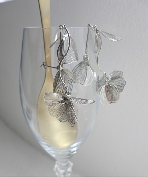 Dorry Doll(ドリードール)の「すかしメタルフラワーロングピアス(ピアス(両耳用)・レディース・ゴールド/シルバー・FREE)」の9枚目の写真