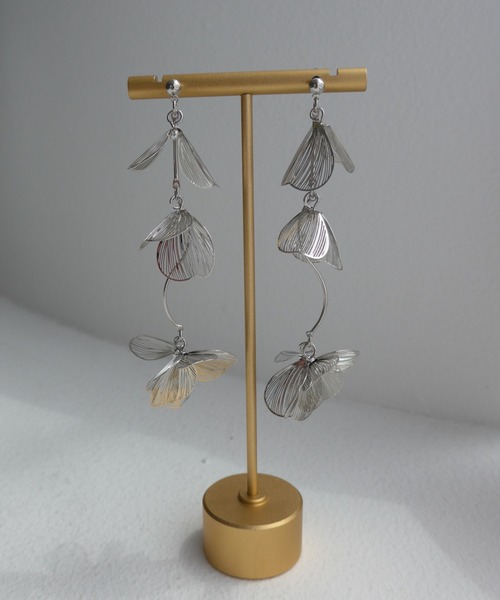 Dorry Doll(ドリードール)の「すかしメタルフラワーロングピアス(ピアス(両耳用)・レディース・ゴールド/シルバー・FREE)」の3枚目の写真