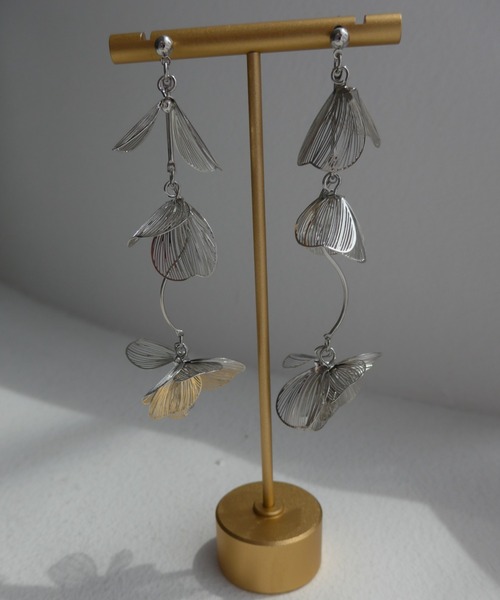 Dorry Doll(ドリードール)の「すかしメタルフラワーロングピアス(ピアス(両耳用)・レディース・ゴールド/シルバー・FREE)」の4枚目の写真