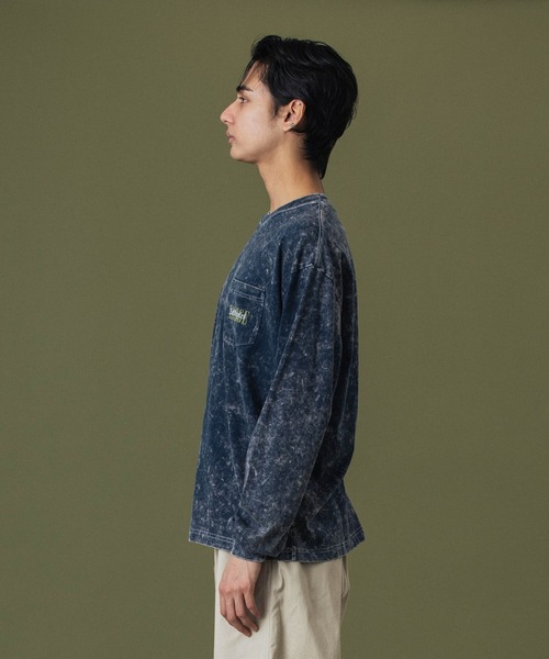 XLARGE（エクストララージ）の「CHEMICAL WASH OVERLAP LOGO L/S POCKET TEE（Tシャツ/カットソー・メンズ・ブラック/ベージュ/ネイビー・S/M/L/XL）」の5枚目の写真