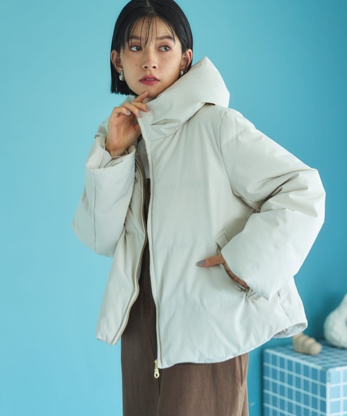 Doux archives（ドゥアルシーヴ）の「【名品・毎年完売】欲しいのお声から！少し大きめサイズ登場！　シームレスボリュームカラーダウン（ダウンジャケット/コート・レディース・チャコールグレー/ブラック/アイボリー・FREE/MEDIUM）」の2枚目の写真