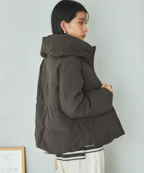 Doux archives（ドゥアルシーヴ）の「【名品・毎年完売】欲しいのお声から！少し大きめサイズ登場！　シームレスボリュームカラーダウン（ダウンジャケット/コート・レディース・チャコールグレー/ブラック/アイボリー/ブラウン・SMALL/MEDIUM）」の14枚目の写真