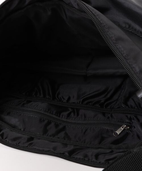 Dickies(ディッキーズ)の「【Dickies】DK PADDED MP SHOULDERBAG/ ディッキーズ マルチポケット シャイニー ショルダーバッグ(ショルダーバッグ・メンズ・ブラック/アイボリー/カーキ/チャコールグレー・FREE)」の5枚目の写真