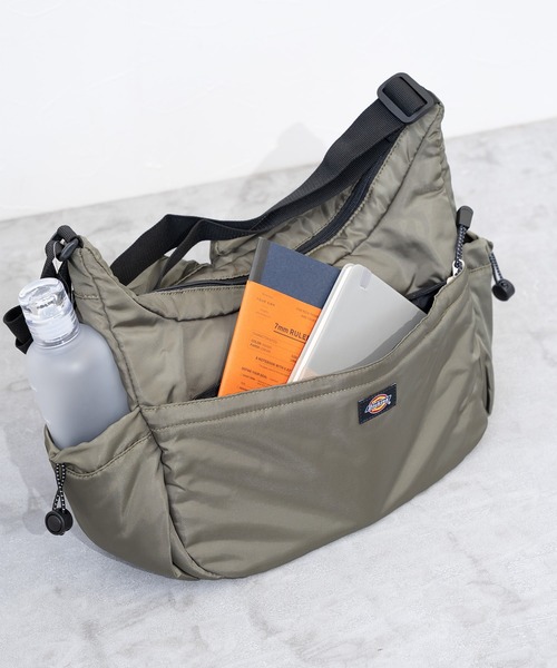 Dickies(ディッキーズ)の「【Dickies】DK PADDED MP SHOULDERBAG/ ディッキーズ マルチポケット シャイニー ショルダーバッグ(ショルダーバッグ・メンズ・ブラック/アイボリー/カーキ/チャコールグレー・FREE)」の17枚目の写真