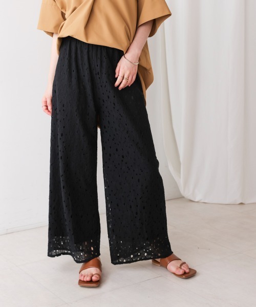 Bou Jeloud（ブージュルード）の「フラワーモチーフワイドパンツ（その他パンツ・レディース・ブラック/オフホワイト・38）」の2枚目の写真