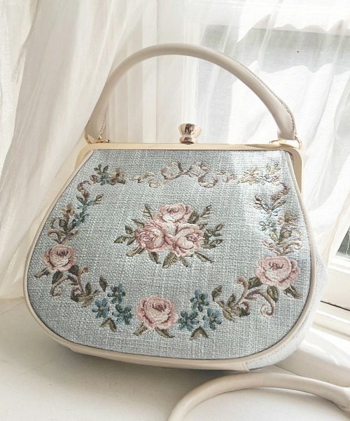 an another angelus（アンアナザーアンジェラス）の「リボンローズ刺繍がま口バッグ（ハンドバッグ・レディース・アイボリー/ライトブルー・FREE）」の2枚目の写真
