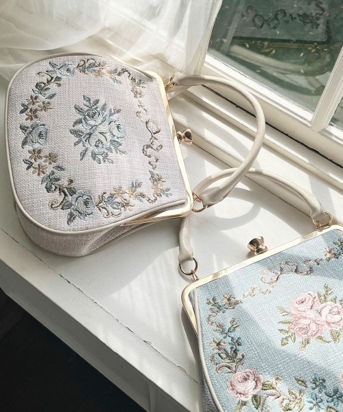 an another angelus（アンアナザーアンジェラス）の「リボンローズ刺繍がま口バッグ（ハンドバッグ・レディース・アイボリー/ライトブルー・FREE）」の4枚目の写真