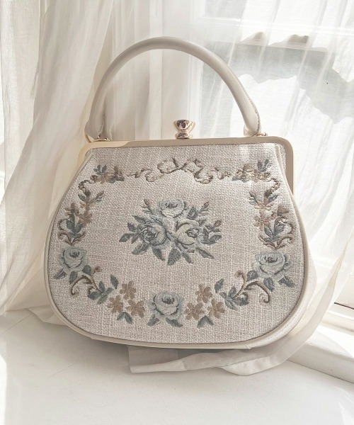 an another angelus（アンアナザーアンジェラス）の「リボンローズ刺繍がま口バッグ（ハンドバッグ・レディース・アイボリー/ライトブルー・FREE）」の5枚目の写真
