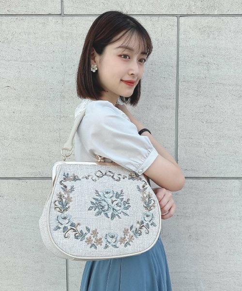 an another angelus（アンアナザーアンジェラス）の「リボンローズ刺繍がま口バッグ（ハンドバッグ・レディース・アイボリー/ライトブルー・FREE）」の6枚目の写真