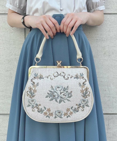 アンアナザーアンジェラス　リボンローズ刺繍がま口バッグ　ブルー リボンローズ刺繍がま口バッグ（ハンドバッグ）｜an another