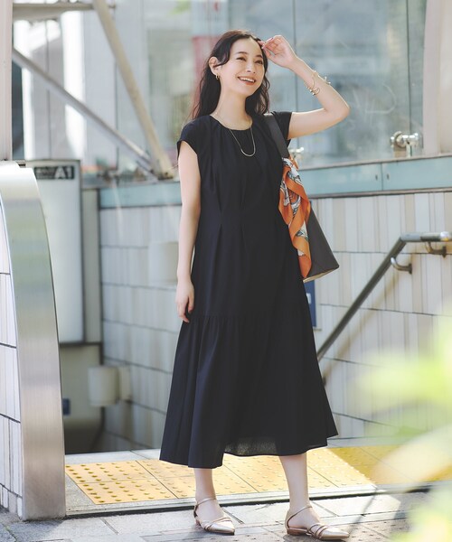 INDIVI(インディヴィ)の「【1枚でコーデ完成!】タックワンピース(ワンピース・レディース・ブラック/ブルー/ライトグレー・05/40/38/36/19/15 /13)」の2枚目の写真