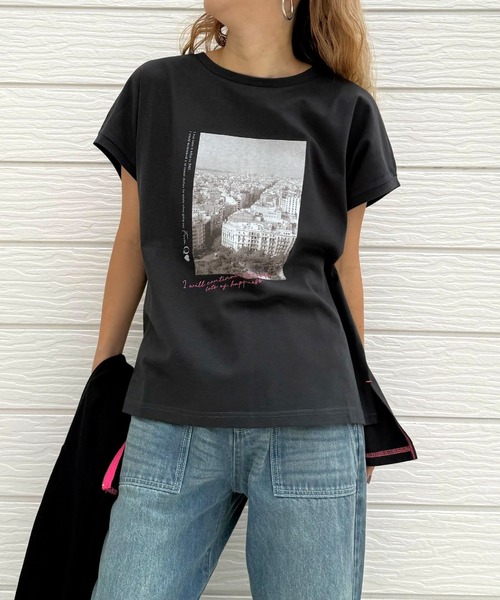 Q（キュー）の「フォトフレンチT（Tシャツ/カットソー・レディース・チャコールグレー/ホワイト・MEDIUM）」の2枚目の写真