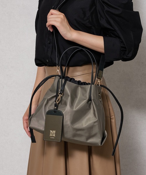 PADMA(パドマ)の「【PADMA/パドマ】ナイロン×レザー 巾着ミニトートバッグ(ビジネスバッグ・レディース・グレー/カーキ/ピンク/ワイン/ベージュ/ブラック/ネイビー・FREE)」の5枚目の写真