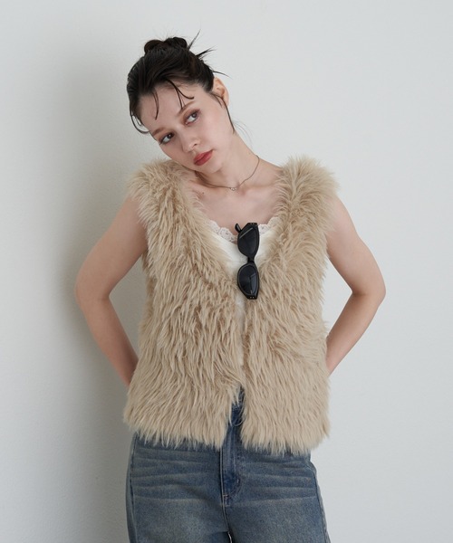 RAY CASSIN(レイカズン)の「ファーニットベスト(ニット/セーター・レディース・アイボリー/グレー/ブラウン・FREE)」の1枚目の写真