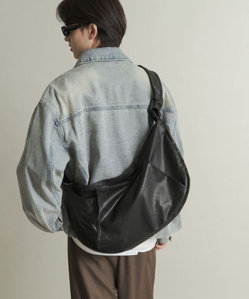 SENSE OF PLACE by URBAN RESEARCH(センスオブプレイスバイアーバンリサーチ)の「コクーンショルダーバッグ(ショルダーバッグ・メンズ・ブラウン/ブラック/カーキ・ONE)」の4枚目の写真