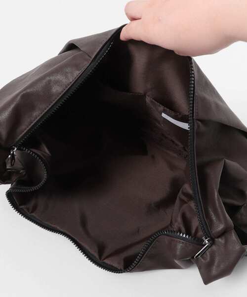 SENSE OF PLACE by URBAN RESEARCH(センスオブプレイスバイアーバンリサーチ)の「コクーンショルダーバッグ(ショルダーバッグ・メンズ・ブラウン/ブラック/カーキ・ONE)」の17枚目の写真