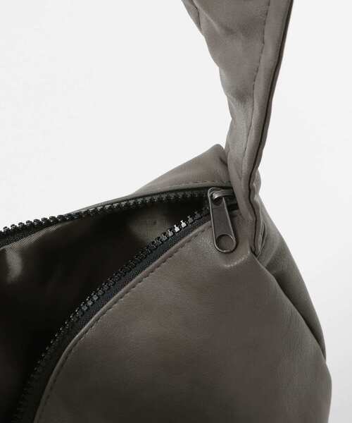 SENSE OF PLACE by URBAN RESEARCH(センスオブプレイスバイアーバンリサーチ)の「コクーンショルダーバッグ(ショルダーバッグ・メンズ・ブラウン/ブラック/カーキ・ONE)」の19枚目の写真