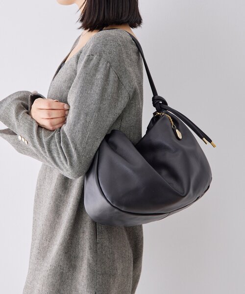 ショルダーバッグ バッグ 「オンライン限定」スウィング ジップ・シグネチャー キャンバス