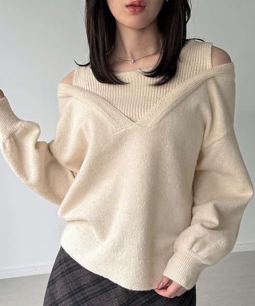 junoah(ジュノア)の「レイヤード風Vネックニット(薄手)(ニット/セーター・レディース・チャコール/ブラック/アイボリー・MEDIUM/LARGE)」の1枚目の写真