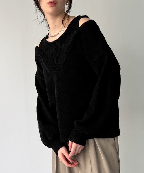 junoah(ジュノア)の「レイヤード風Vネックニット(薄手)(ニット/セーター・レディース・チャコール/ブラック/アイボリー・MEDIUM/LARGE)」の2枚目の写真