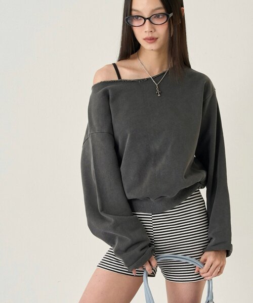 WHO'S WHO gallery(フーズフーギャラリー)の「【WEB限定】OFF-SHOULDER SWEAT(スウェット・レディース・ネイビー/チャコールグレー/ライトグレー/ブルー系その他/パープル/イエロー/サックスブルー/グレー・FREE)」の1枚目の写真