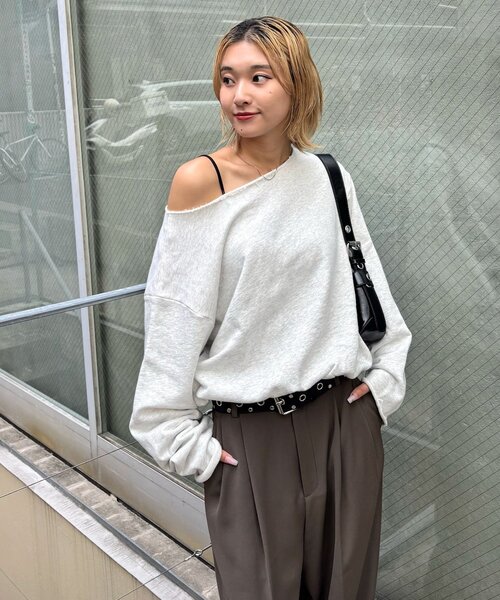 WHO'S WHO gallery(フーズフーギャラリー)の「【WEB限定】OFF-SHOULDER SWEAT(スウェット・レディース・ネイビー/チャコールグレー/ライトグレー/ブルー系その他/パープル/イエロー/サックスブルー/グレー・FREE)」の2枚目の写真