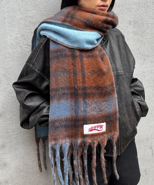 WHO'S WHO gallery(フーズフーギャラリー)の「SLOPPYリバーシブルチェックマフラー(マフラー・レディース・ブルー/ブラック/ブラウン・FREE)」の3枚目の写真