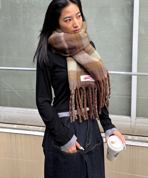 WHO'S WHO gallery(フーズフーギャラリー)の「SLOPPYリバーシブルチェックマフラー(マフラー・レディース・ブルー/ブラック/ブラウン・FREE)」の6枚目の写真