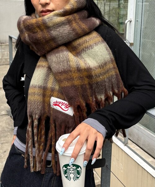 WHO'S WHO gallery(フーズフーギャラリー)の「SLOPPYリバーシブルチェックマフラー(マフラー・レディース・ブルー/ブラック/ブラウン・FREE)」の7枚目の写真