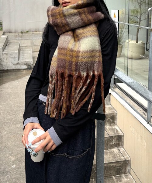 WHO'S WHO gallery(フーズフーギャラリー)の「SLOPPYリバーシブルチェックマフラー(マフラー・レディース・ブルー/ブラック/ブラウン・FREE)」の8枚目の写真