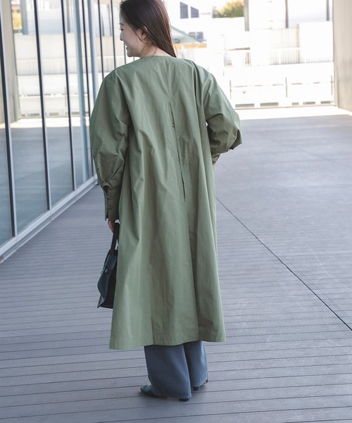 BEAMS HEART（ビームスハート）の「【ベストセラー】後ボタン ロングコート（ノーカラーコート・レディース・オリーブ/ネイビー/ベージュ・MEDIUM/SMALL）」の8枚目の写真