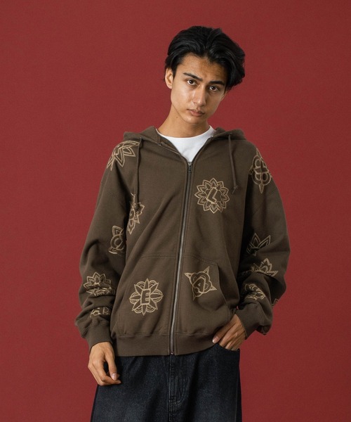 XLARGE（エクストララージ）の「ALLOVER EMBROIDERY ZIP UP HOODED SWEATSHIRT（パーカー・メンズ・ライトブルー/ブラック/ブラウン・L/M/S/XL）」の2枚目の写真