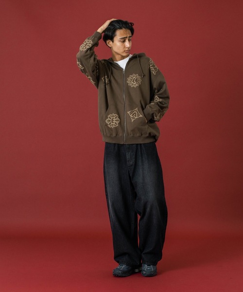 XLARGE（エクストララージ）の「ALLOVER EMBROIDERY ZIP UP HOODED SWEATSHIRT（パーカー・メンズ・ライトブルー/ブラック/ブラウン・L/M/S/XL）」の11枚目の写真