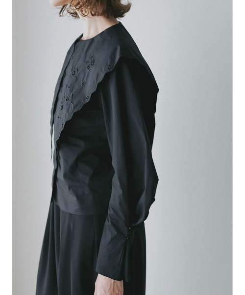 新品タグ付き　HER. ／ エンブロイダリーカラーブラウス エンブロイダリーカラーブラウス | Blouse | HER. Online Store