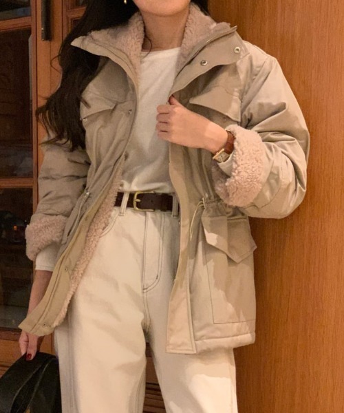 emi+（エミプラス）の「ドロスト裏ボアドッキングミリタリージャケット（ミリタリージャケット・レディース・ベージュ/ブラック・FREE）」の3枚目の写真