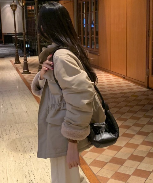 emi+（エミプラス）の「ドロスト裏ボアドッキングミリタリージャケット（ミリタリージャケット・レディース・ベージュ/ブラック・FREE）」の6枚目の写真