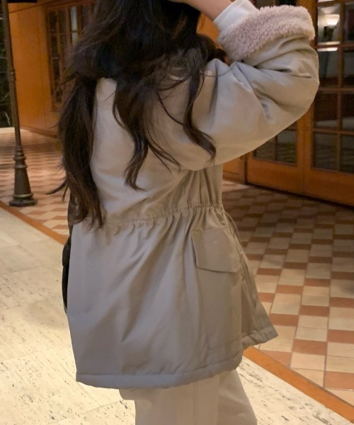 emi+（エミプラス）の「ドロスト裏ボアドッキングミリタリージャケット（ミリタリージャケット・レディース・ベージュ/ブラック・FREE）」の7枚目の写真