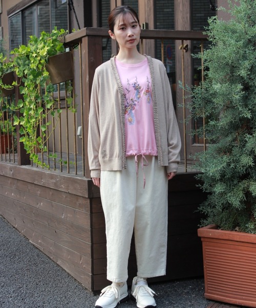 SUPER HAKKA（スーパーハッカ）の「フラワーワンポイント刺繍コットンアクリルフリルタックニットカーディガン（カーディガン/ボレロ・レディース・ベージュ/チャコール/ピンク・FREE）」の6枚目の写真