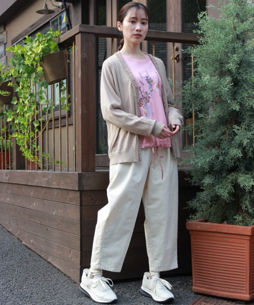 SUPER HAKKA（スーパーハッカ）の「フラワーワンポイント刺繍コットンアクリルフリルタックニットカーディガン（カーディガン/ボレロ・レディース・ベージュ/チャコール/ピンク・FREE）」の7枚目の写真