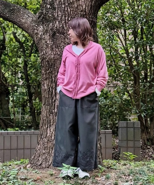 SUPER HAKKA（スーパーハッカ）の「フラワーワンポイント刺繍コットンアクリルフリルタックニットカーディガン（カーディガン/ボレロ・レディース・ベージュ/チャコール/ピンク・FREE）」の9枚目の写真